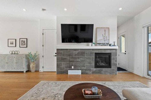 318 28 Avenue Ne, Calgary, AB - Indoor Photo Showing Living Room With Fireplace