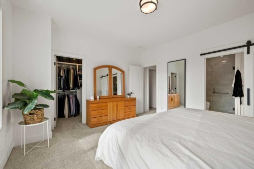 318 28 Avenue Ne, Calgary, AB - Indoor Photo Showing Bedroom