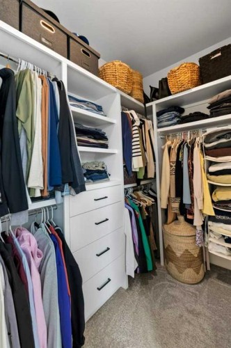 318 28 Avenue Ne, Calgary, AB - Indoor With Storage