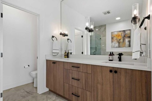 318 28 Avenue Ne, Calgary, AB - Indoor Photo Showing Bathroom