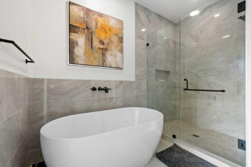 318 28 Avenue Ne, Calgary, AB - Indoor Photo Showing Bathroom