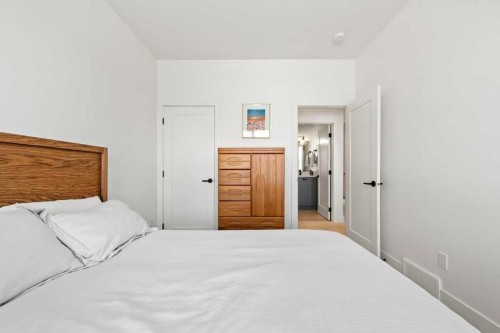 318 28 Avenue Ne, Calgary, AB - Indoor Photo Showing Bedroom