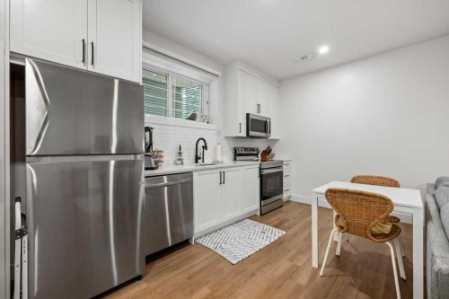 318 28 Avenue Ne, Calgary, AB - Indoor Photo Showing Kitchen With Stainless Steel Kitchen