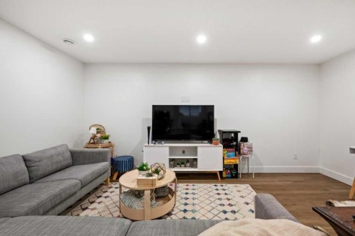 318 28 Avenue Ne, Calgary, AB - Indoor