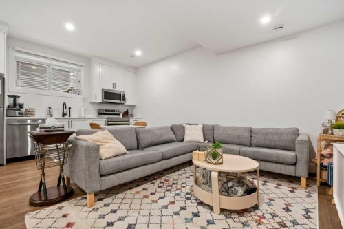 318 28 Avenue Ne, Calgary, AB - Indoor Photo Showing Living Room
