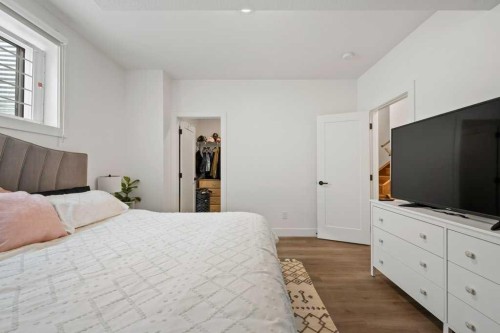 318 28 Avenue Ne, Calgary, AB - Indoor Photo Showing Bedroom