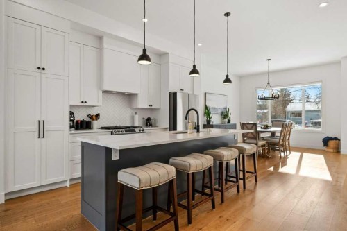 318 28 Avenue Ne, Calgary, AB - Indoor Photo Showing Kitchen With Upgraded Kitchen