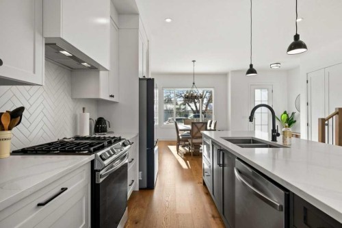 318 28 Avenue Ne, Calgary, AB - Indoor Photo Showing Kitchen With Double Sink With Upgraded Kitchen