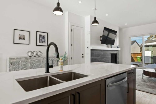 318 28 Avenue Ne, Calgary, AB - Indoor Photo Showing Kitchen With Double Sink