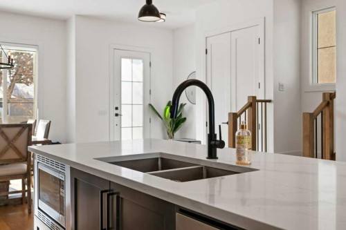 318 28 Avenue Ne, Calgary, AB - Indoor Photo Showing Kitchen With Double Sink