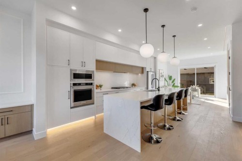 936 40 Street Sw, Calgary, AB - Indoor Photo Showing Kitchen With Upgraded Kitchen