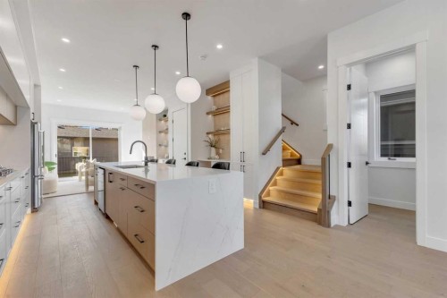 936 40 Street Sw, Calgary, AB - Indoor Photo Showing Kitchen With Upgraded Kitchen