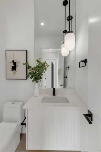 936 40 Street Sw, Calgary, AB - Indoor Photo Showing Bathroom