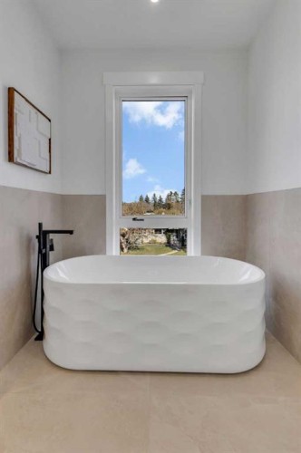 936 40 Street Sw, Calgary, AB - Indoor Photo Showing Bathroom