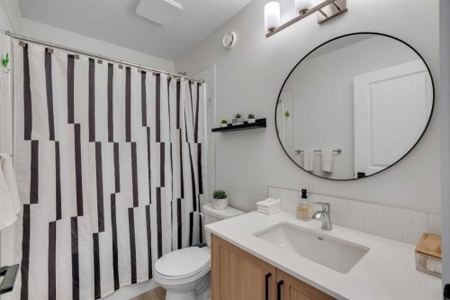7582 202 Avenue Se, Calgary, AB - Indoor Photo Showing Bathroom