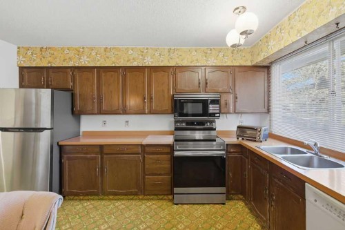 5516 Dalhart Hill Nw, Calgary, AB - Indoor Photo Showing Kitchen With Double Sink