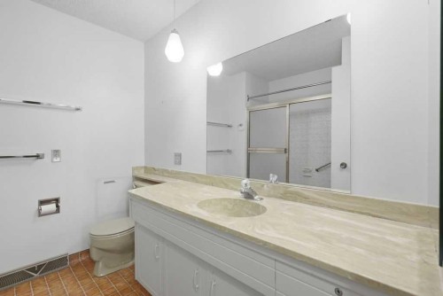 5516 Dalhart Hill Nw, Calgary, AB - Indoor Photo Showing Bathroom