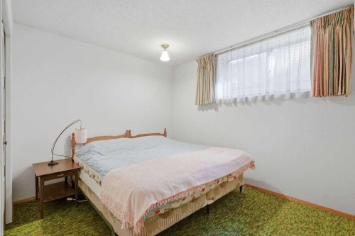 5516 Dalhart Hill Nw, Calgary, AB - Indoor Photo Showing Bedroom