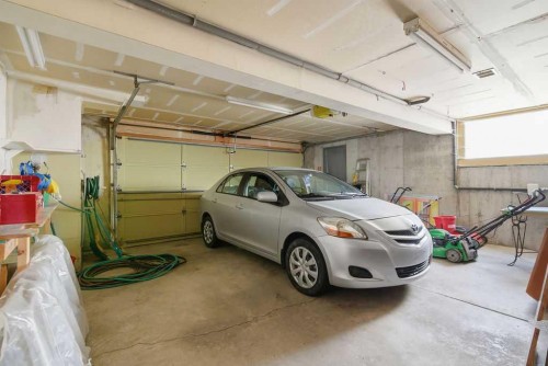 5516 Dalhart Hill Nw, Calgary, AB - Indoor Photo Showing Garage