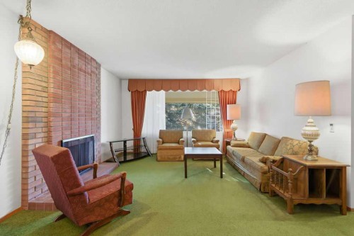5516 Dalhart Hill Nw, Calgary, AB - Indoor Photo Showing Living Room