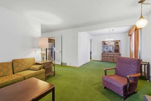 5516 Dalhart Hill Nw, Calgary, AB - Indoor Photo Showing Living Room