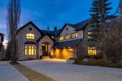 2767 77 Street SW Calgary, AB T3H 0G2