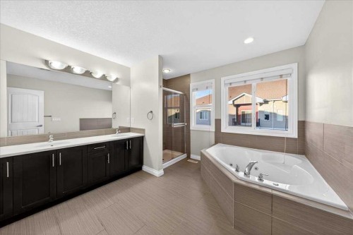 194 Sherwood Mount Nw, Calgary, AB - Indoor Photo Showing Bathroom