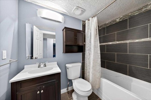 194 Sherwood Mount Nw, Calgary, AB - Indoor Photo Showing Bathroom