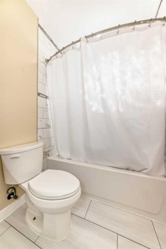 5903 4 Avenue Ne, Calgary, AB - Indoor Photo Showing Bathroom