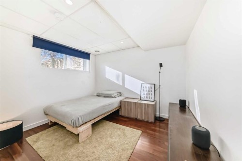 5903 4 Avenue Ne, Calgary, AB - Indoor Photo Showing Bedroom