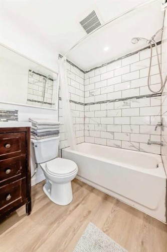 5903 4 Avenue Ne, Calgary, AB - Indoor Photo Showing Bathroom