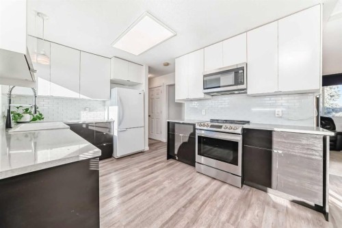 5903 4 Avenue Ne, Calgary, AB - Indoor Photo Showing Kitchen With Upgraded Kitchen