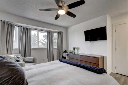 27 Rivercrest Circle Se, Calgary, AB - Indoor Photo Showing Bedroom