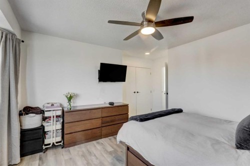 27 Rivercrest Circle Se, Calgary, AB - Indoor Photo Showing Bedroom