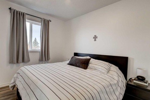 27 Rivercrest Circle Se, Calgary, AB - Indoor Photo Showing Bedroom