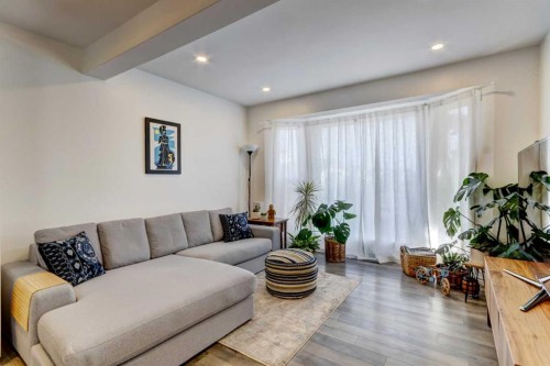 27 Rivercrest Circle Se, Calgary, AB - Indoor Photo Showing Living Room