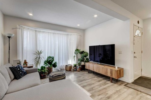 27 Rivercrest Circle Se, Calgary, AB - Indoor Photo Showing Living Room