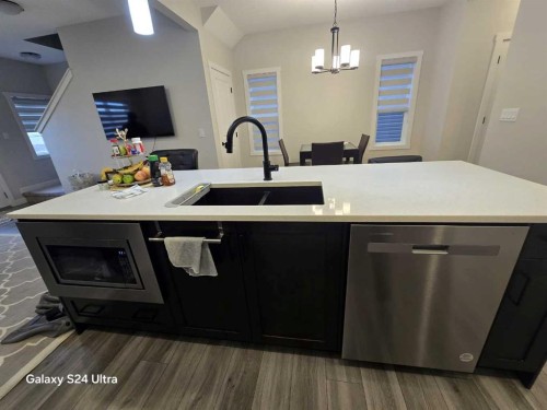 1509 Bayview Point Sw, Airdrie, AB - Indoor Photo Showing Kitchen With Double Sink