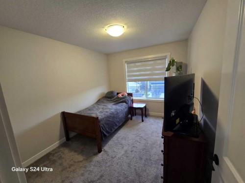 1509 Bayview Point Sw, Airdrie, AB - Indoor Photo Showing Bedroom