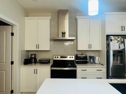 1509 Bayview Point Sw, Airdrie, AB - Indoor Photo Showing Kitchen