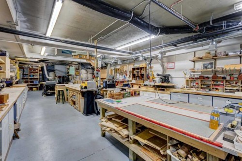 413-15 Everstone Drive Sw, Calgary, AB - Indoor Photo Showing Garage