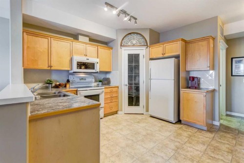 413-15 Everstone Drive Sw, Calgary, AB - Indoor Photo Showing Kitchen With Double Sink