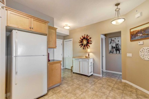 413-15 Everstone Drive Sw, Calgary, AB - Indoor Photo Showing Kitchen