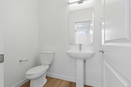 8531 21 Avenue Se, Calgary, AB - Indoor Photo Showing Bathroom