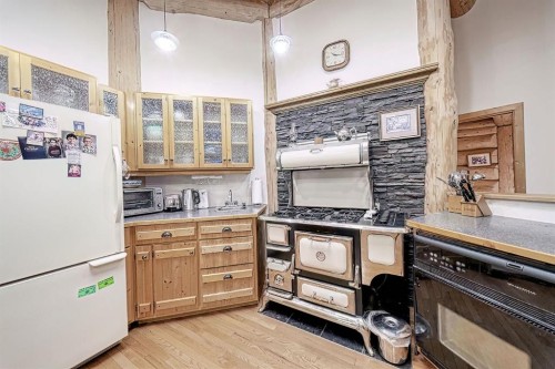 283096 Range Rd 51, Rural Rocky View County, AB - Indoor Photo Showing Kitchen