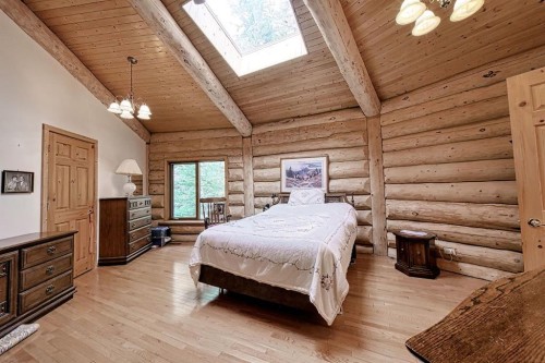 283096 Range Rd 51, Rural Rocky View County, AB - Indoor Photo Showing Bedroom