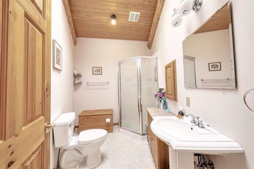 283096 Range Rd 51, Rural Rocky View County, AB - Indoor Photo Showing Bathroom