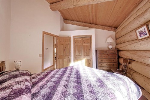 283096 Range Rd 51, Rural Rocky View County, AB - Indoor Photo Showing Bedroom