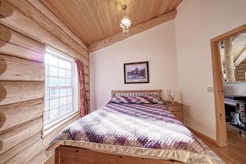 283096 Range Rd 51, Rural Rocky View County, AB - Indoor Photo Showing Bedroom