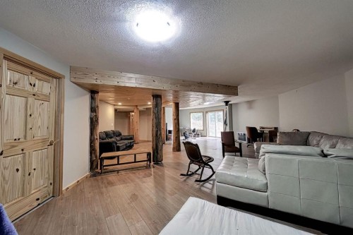 283096 Range Rd 51, Rural Rocky View County, AB - Indoor Photo Showing Living Room